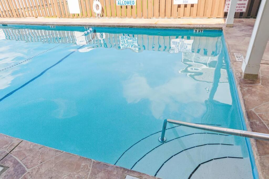 Right Across Beach Pool View Private Balcony By Zen Living Short Term Rental Myrtle Beach Extérieur photo