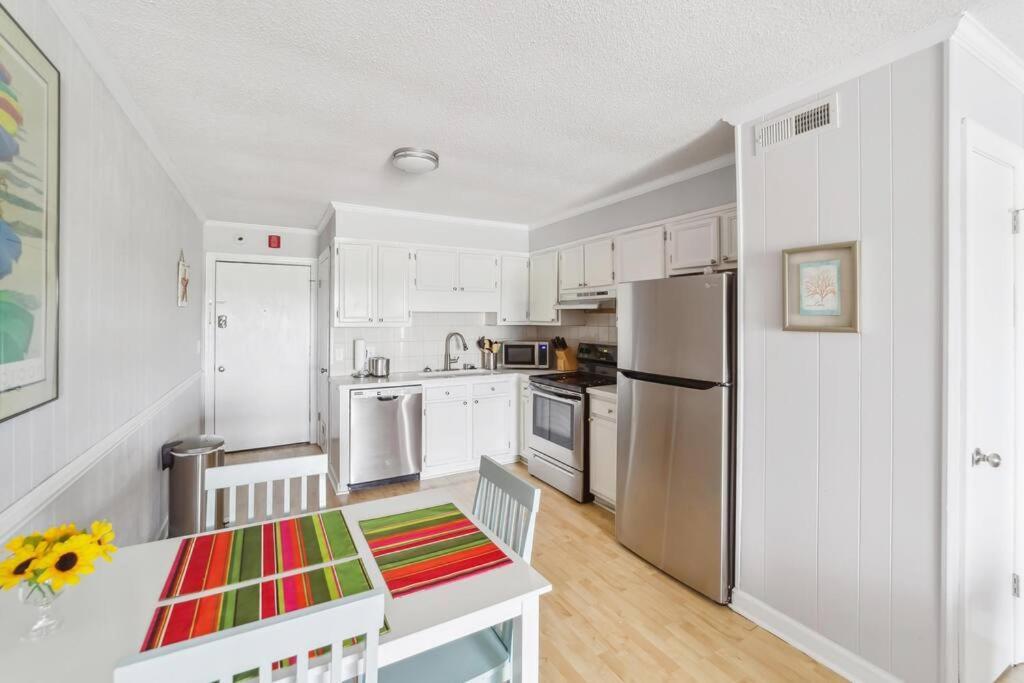 Right Across Beach Pool View Private Balcony By Zen Living Short Term Rental Myrtle Beach Extérieur photo