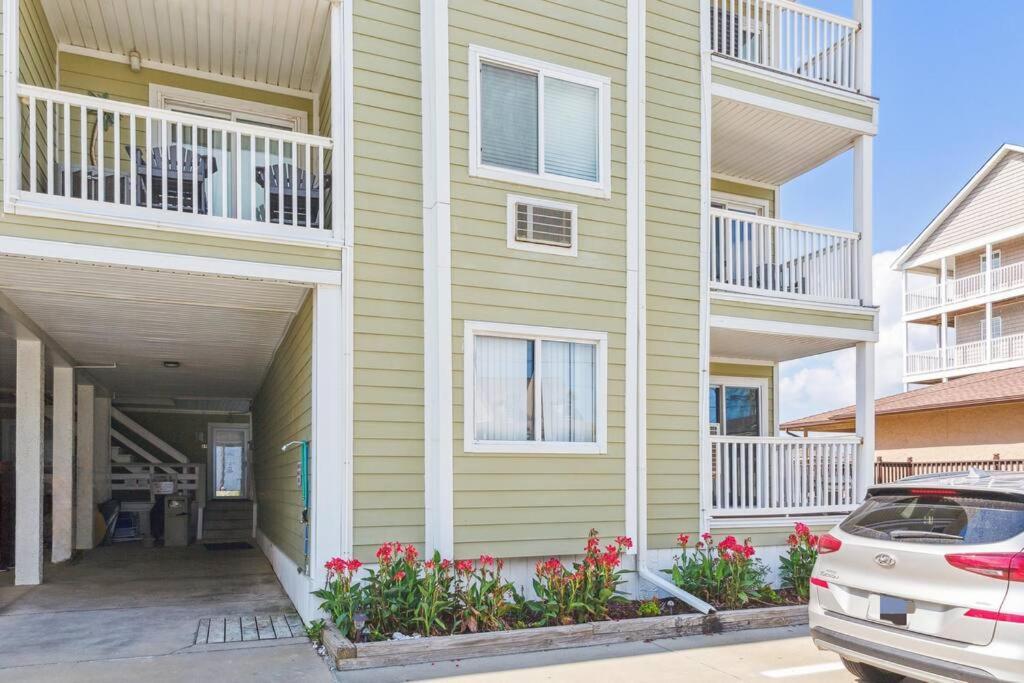 Right Across Beach Pool View Private Balcony By Zen Living Short Term Rental Myrtle Beach Extérieur photo