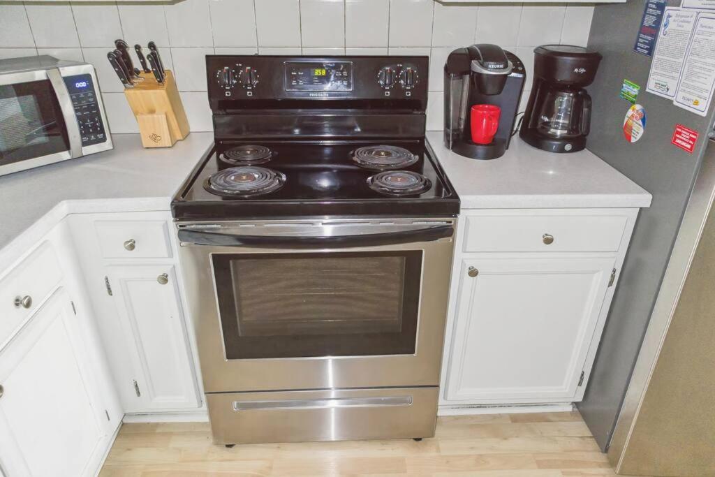 Right Across Beach Pool View Private Balcony By Zen Living Short Term Rental Myrtle Beach Extérieur photo