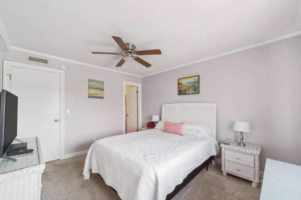 Right Across Beach Pool View Private Balcony By Zen Living Short Term Rental Myrtle Beach Extérieur photo